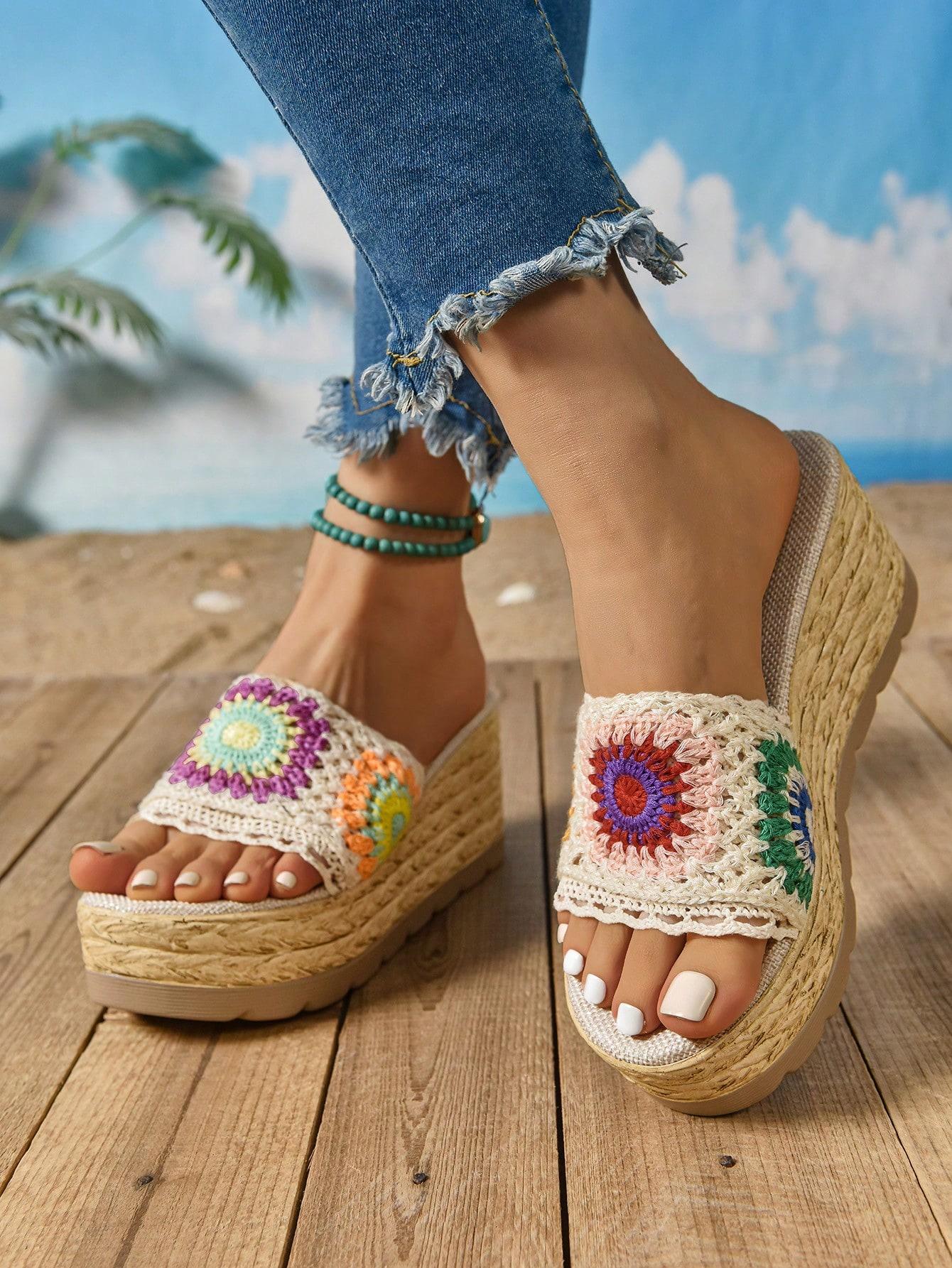 BUTY NA KOTURNIE Z OZDOBNYM HAFTEM