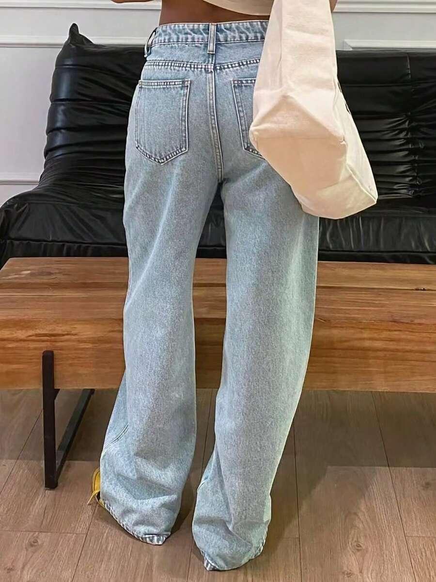 niebieskie spodnie jeans