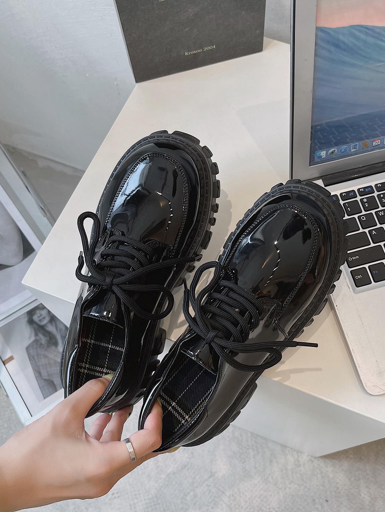 CZARNE LAKIEROWANE BUTY PLATFORMA