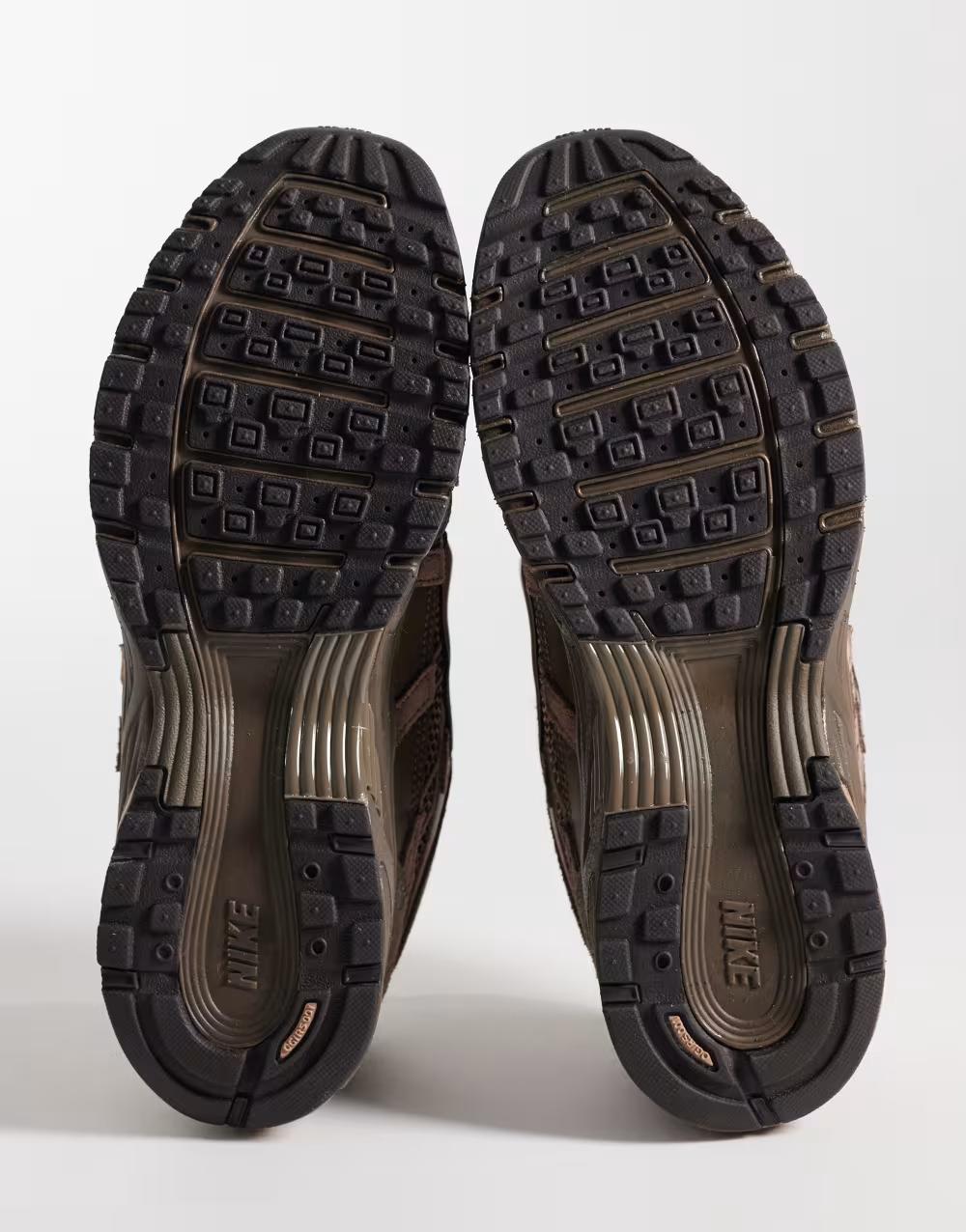 brązowe buty sportowe