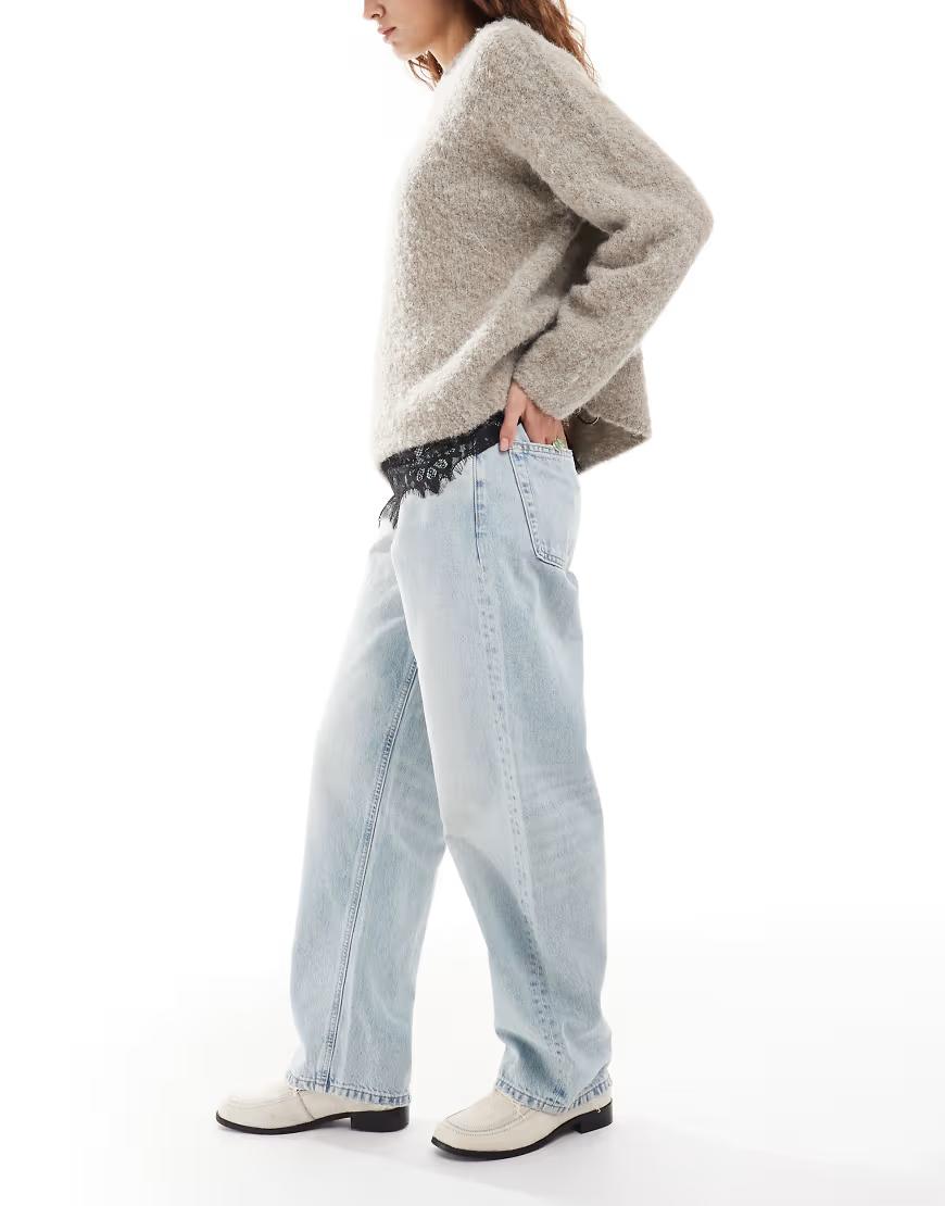 niebieskie spodnie jeans