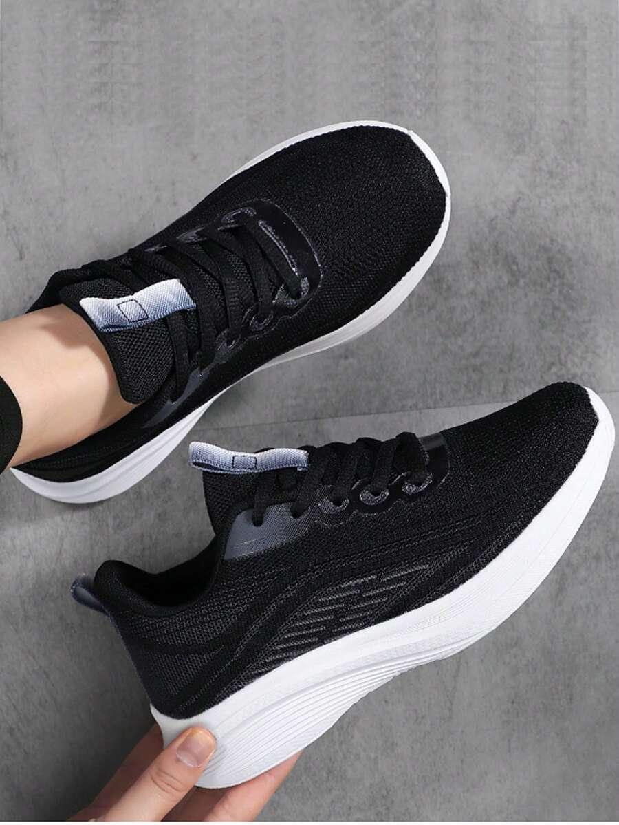 czarne buty sportowe
