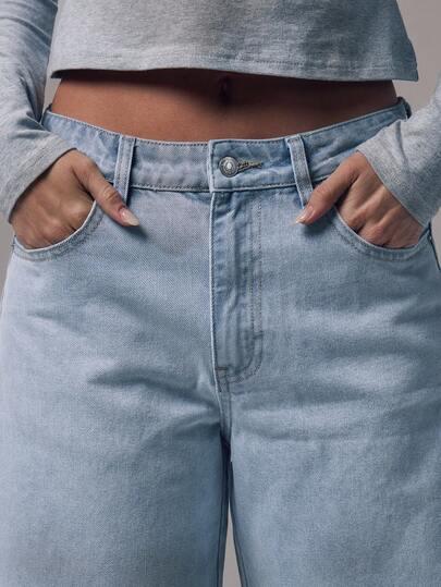 niebieskie spodnie jeans