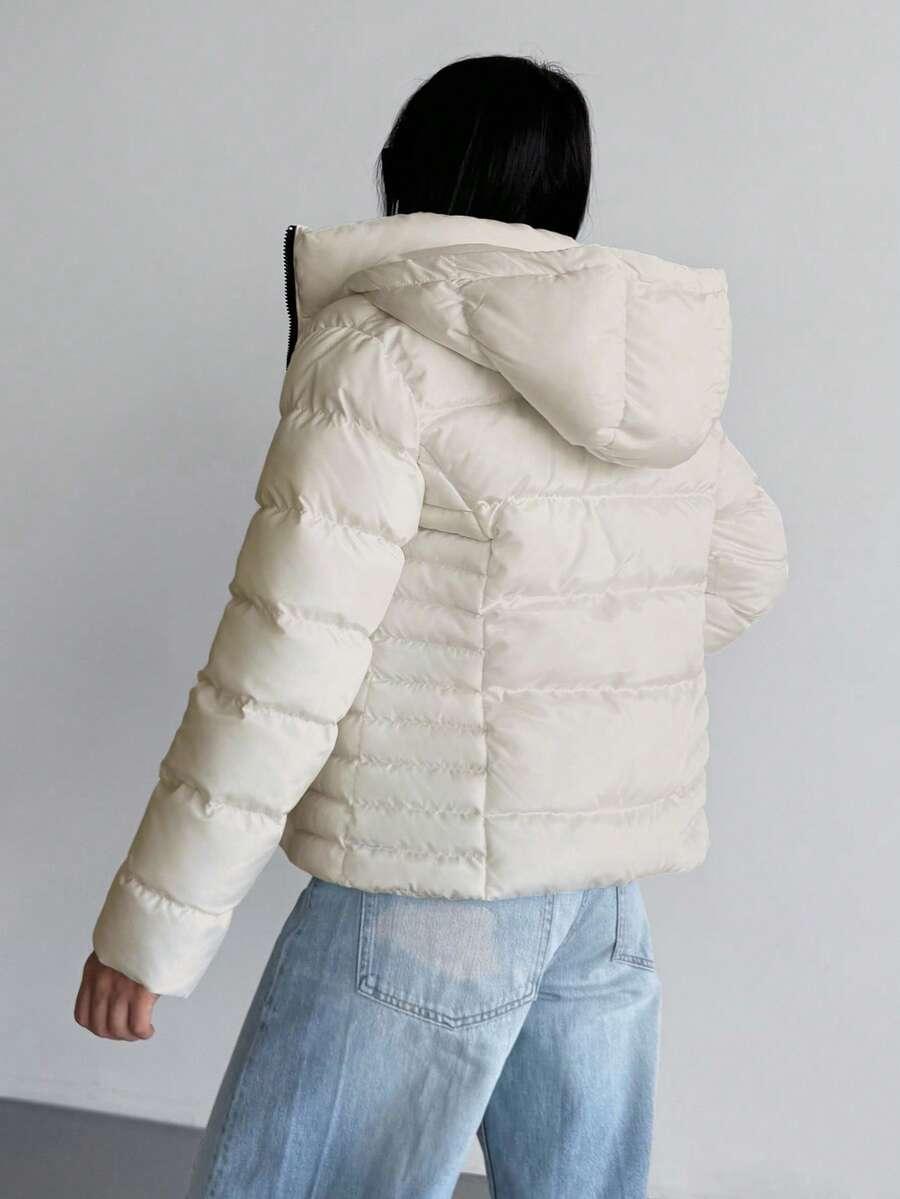 biała pikowana kurtka