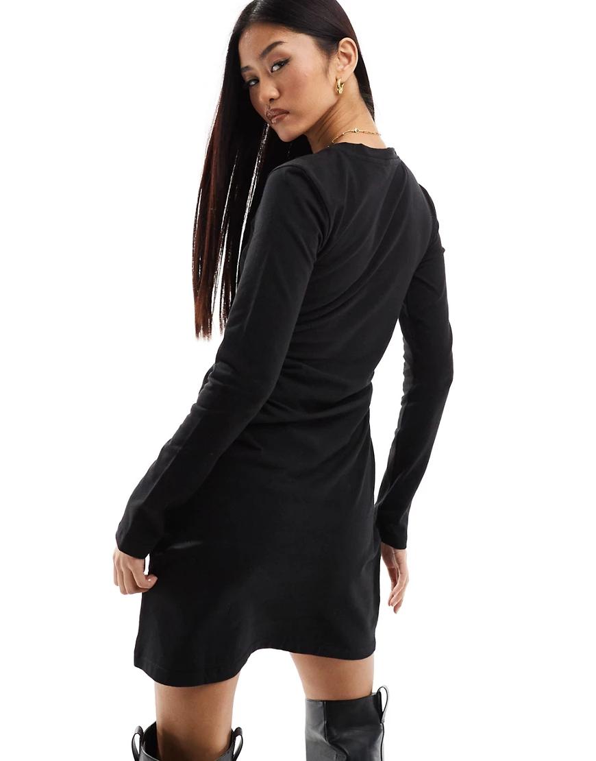 czarna mini sukienka długi rękaw nadruk