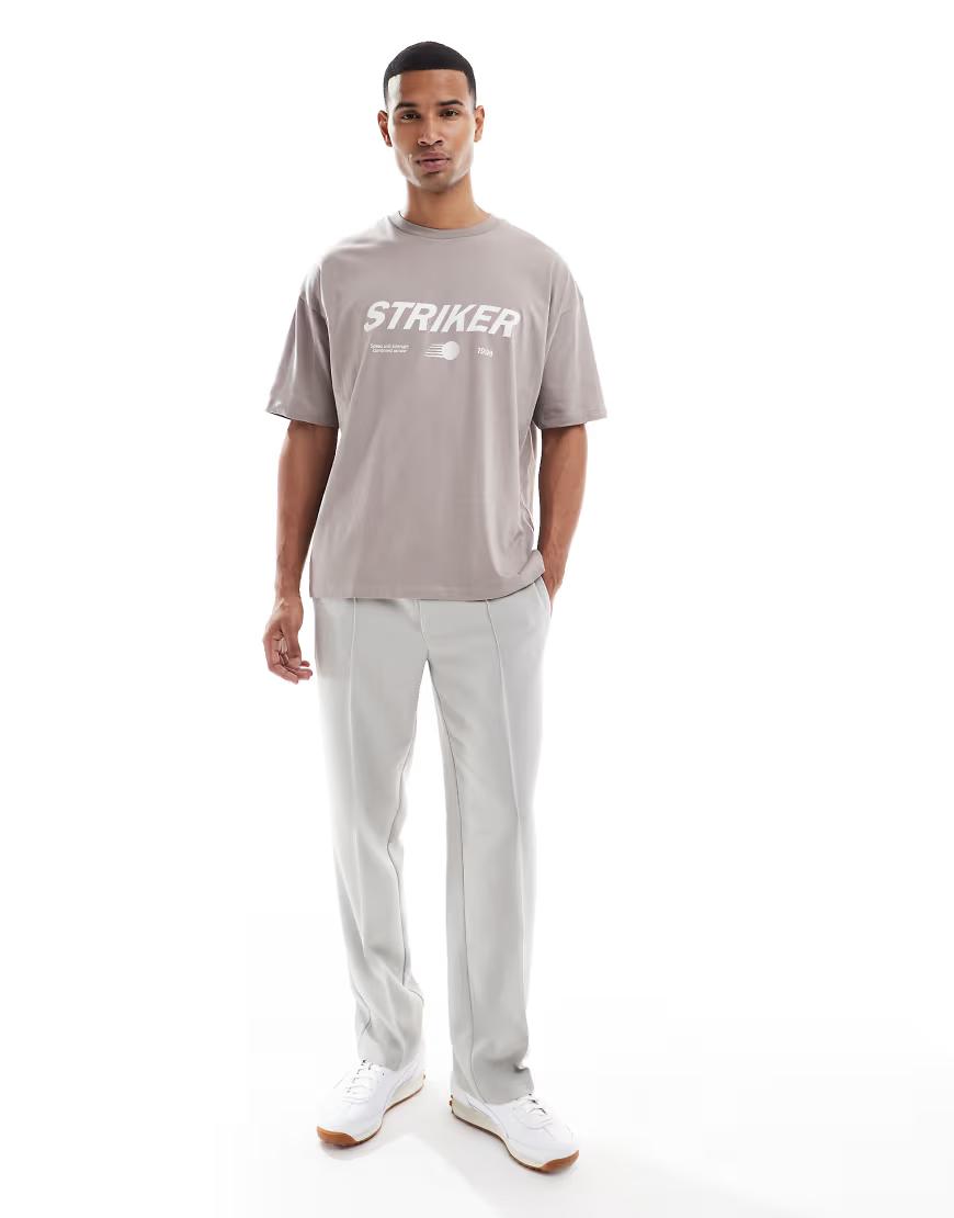 beżowy t-shirt oversize napis striker