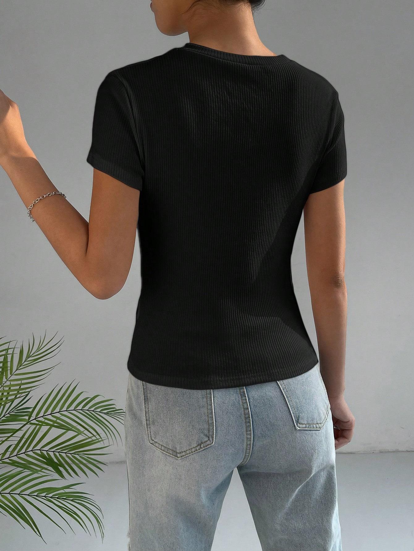 CZARNY PRĄŻKOWANY T-SHIRT 
