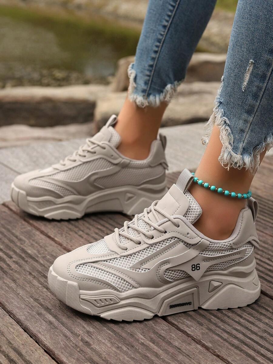 szare sznurowane buty sportowe