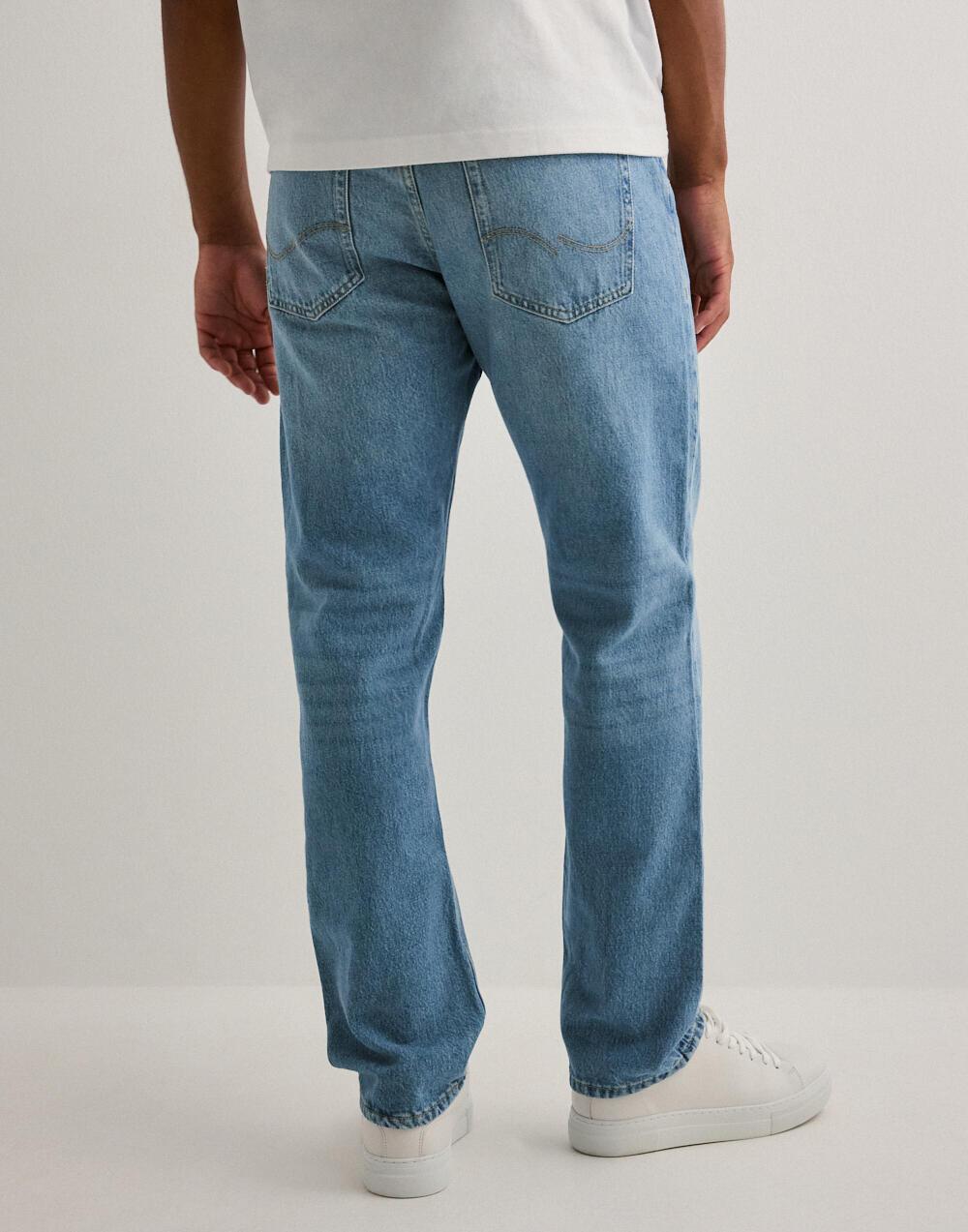 niebieskie proste spodnie jeans guziki kieszenie