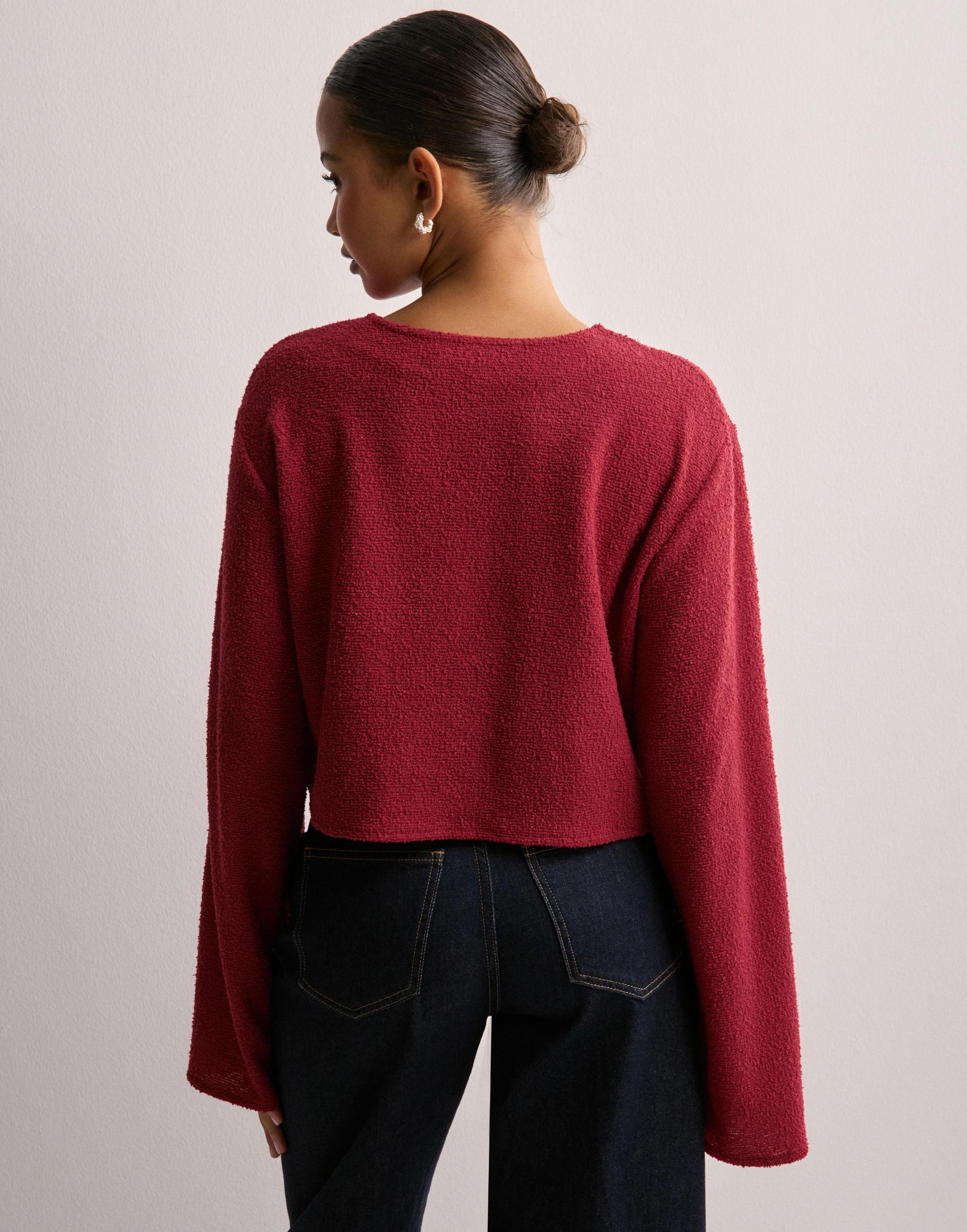 CZERWONY SWETER GUZIKI