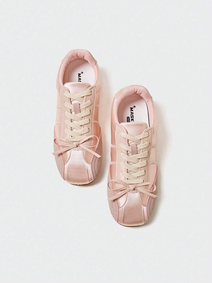 różowe sznurowane buty sportowe