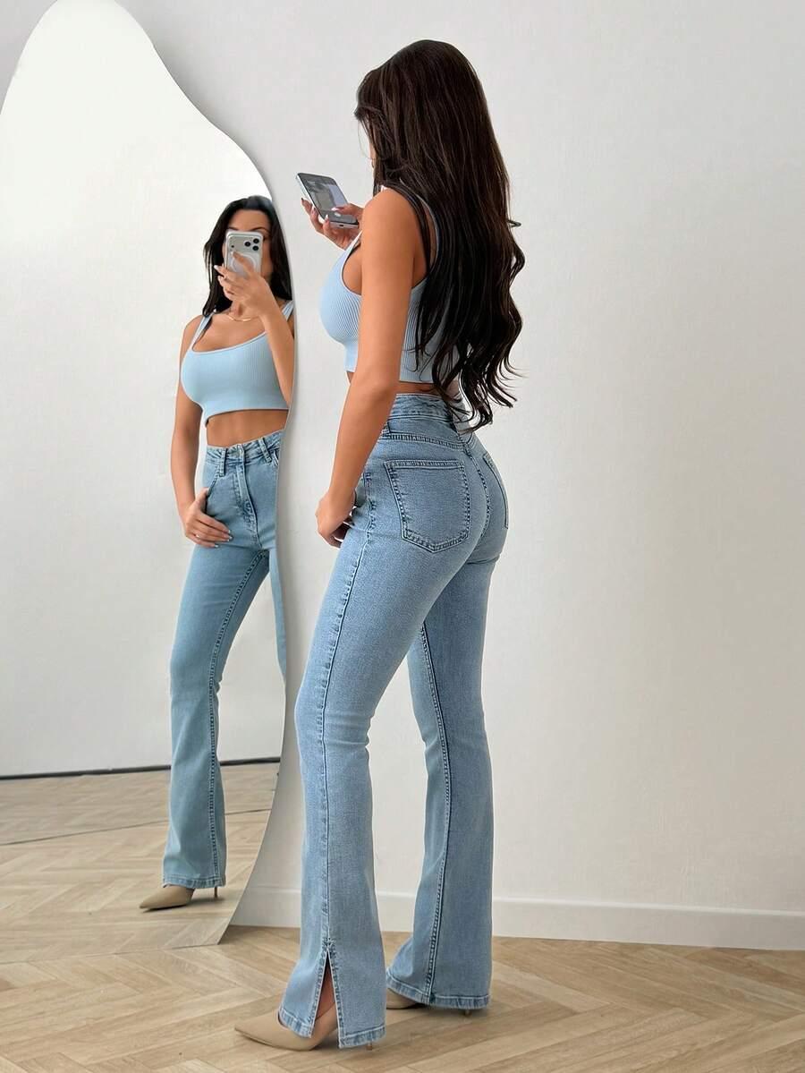 niebieskie spodnie jeans