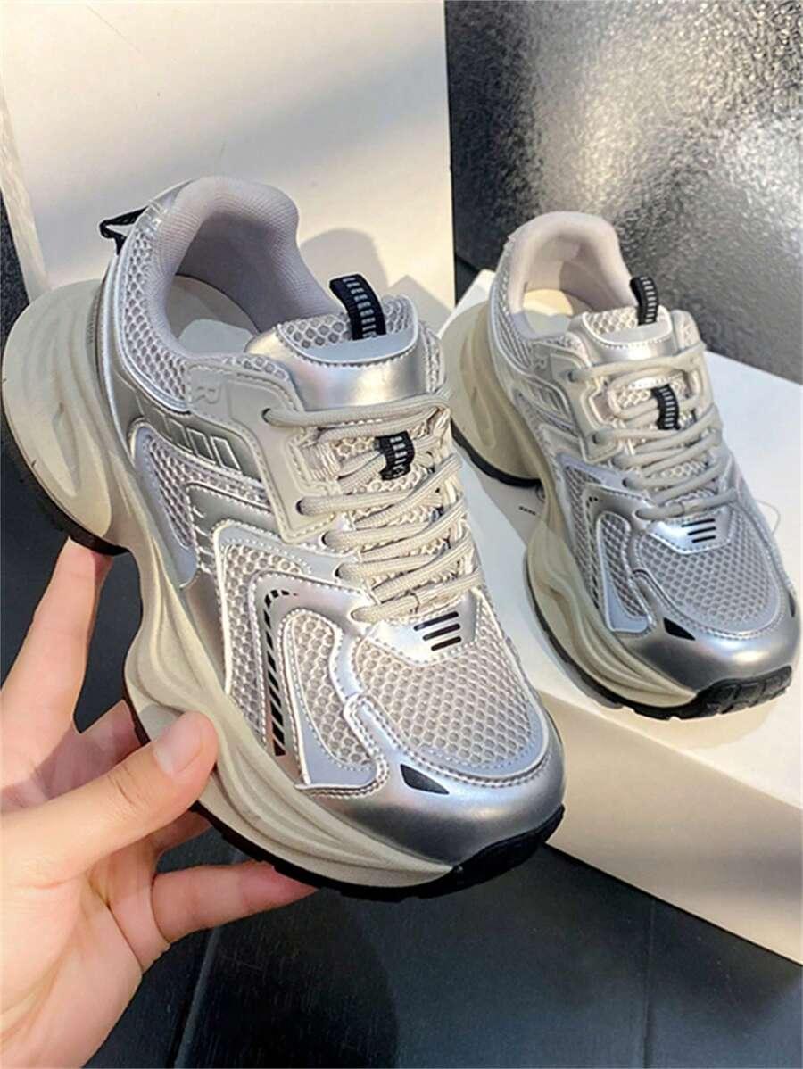sznurowane buty sportowe