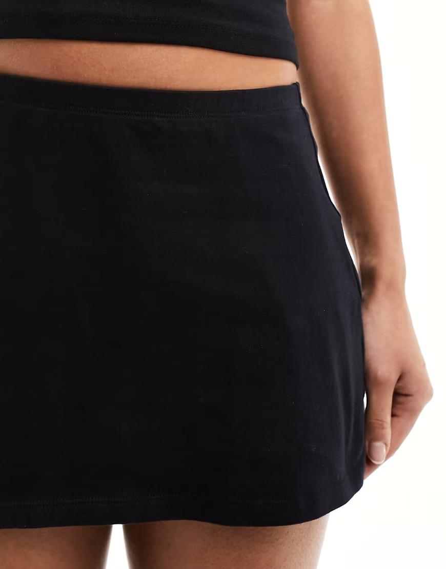 czarna mini spódnica casual