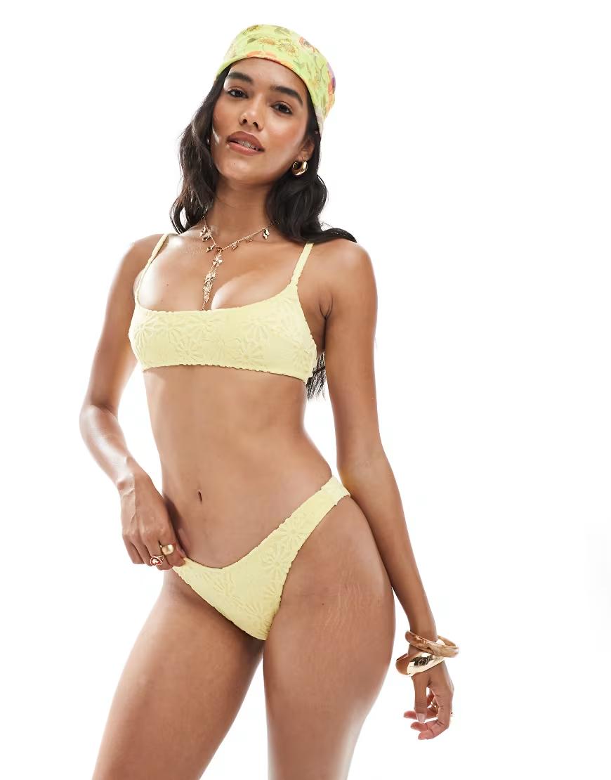 żółta góra od bikini kwiaty