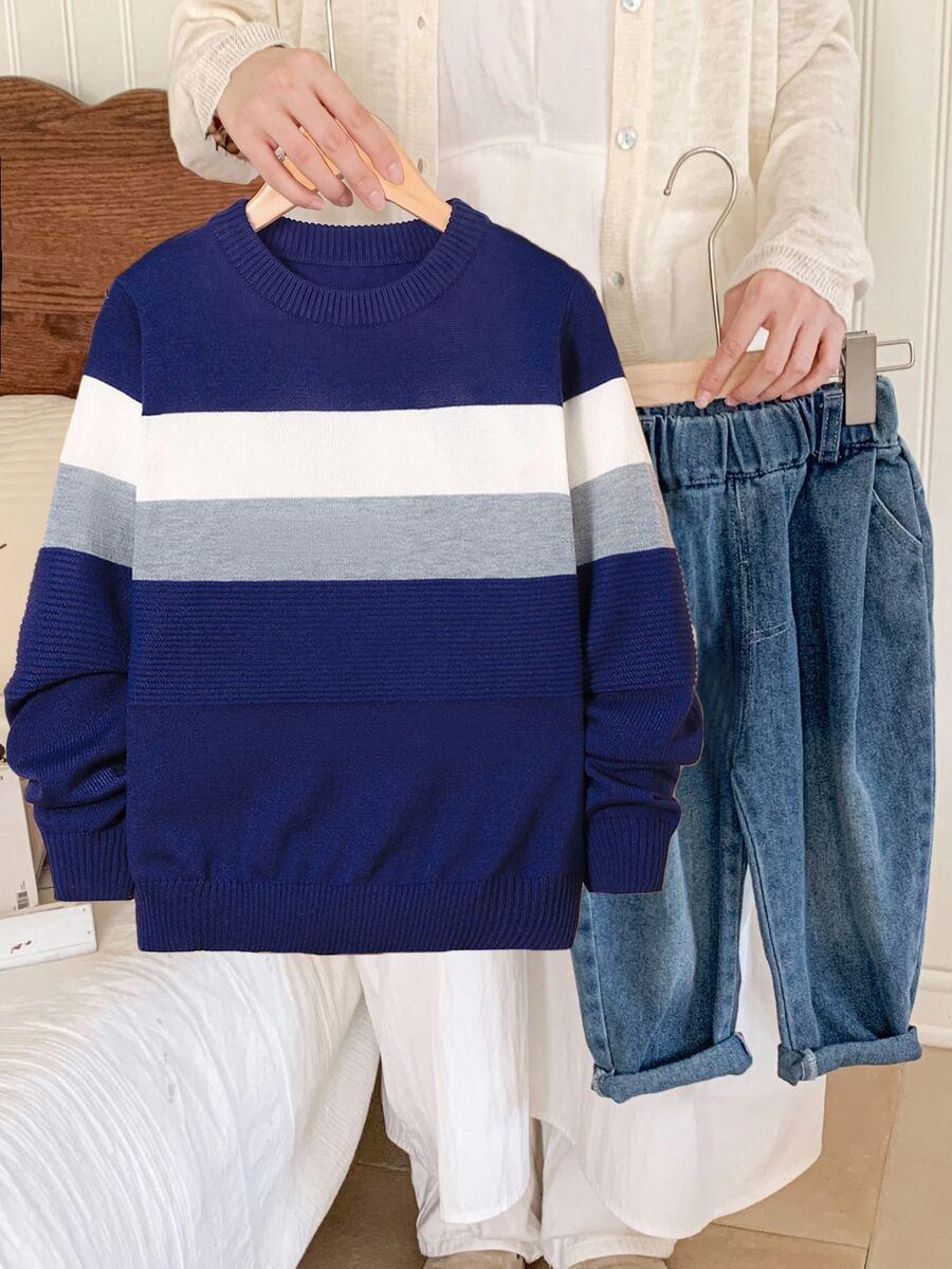 niebieski sweter paski