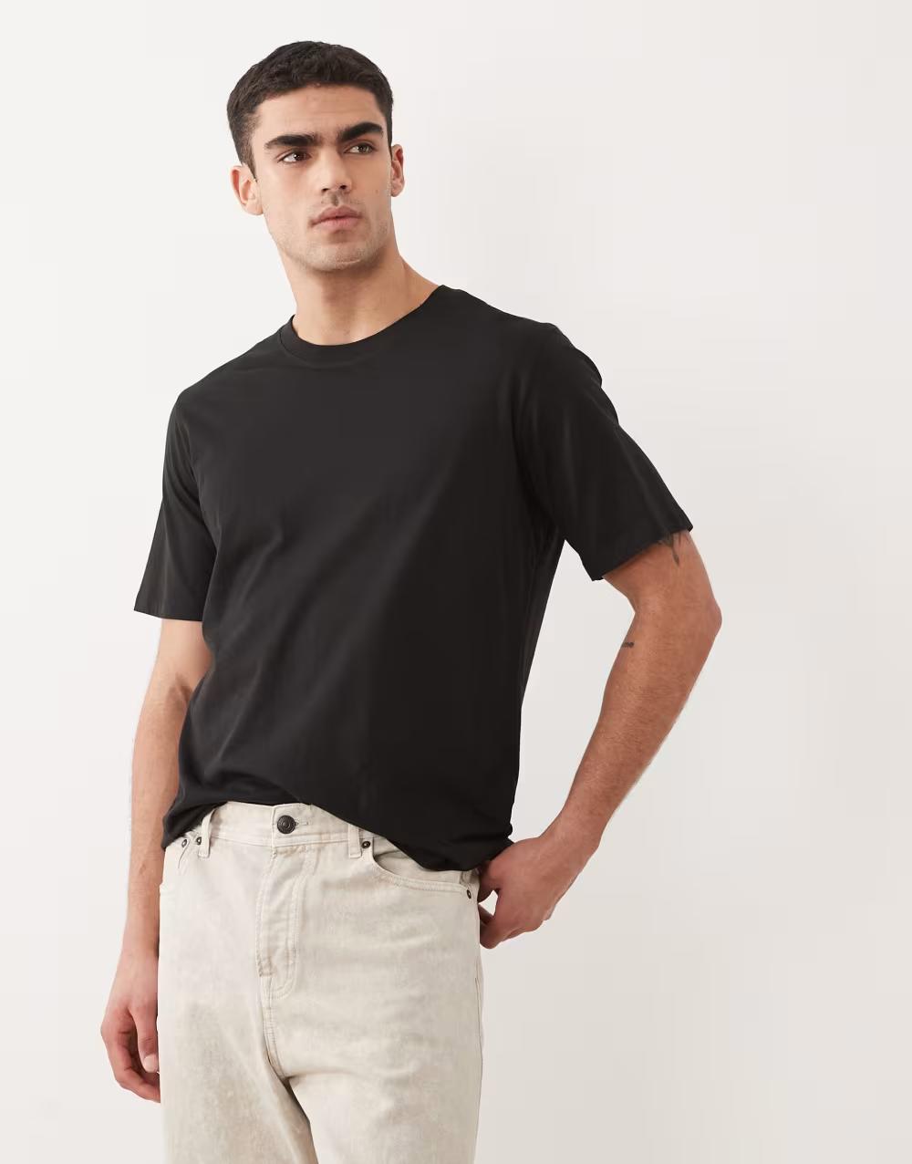 CZARNY T-SHIRT z Nadrukiem