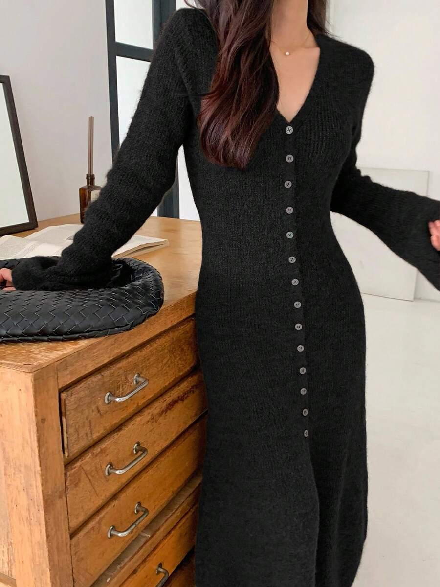 czarna sukienka fluffy v neck guziki