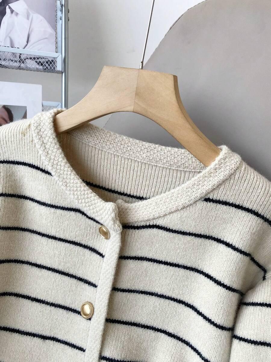 sweter w paski guziki
