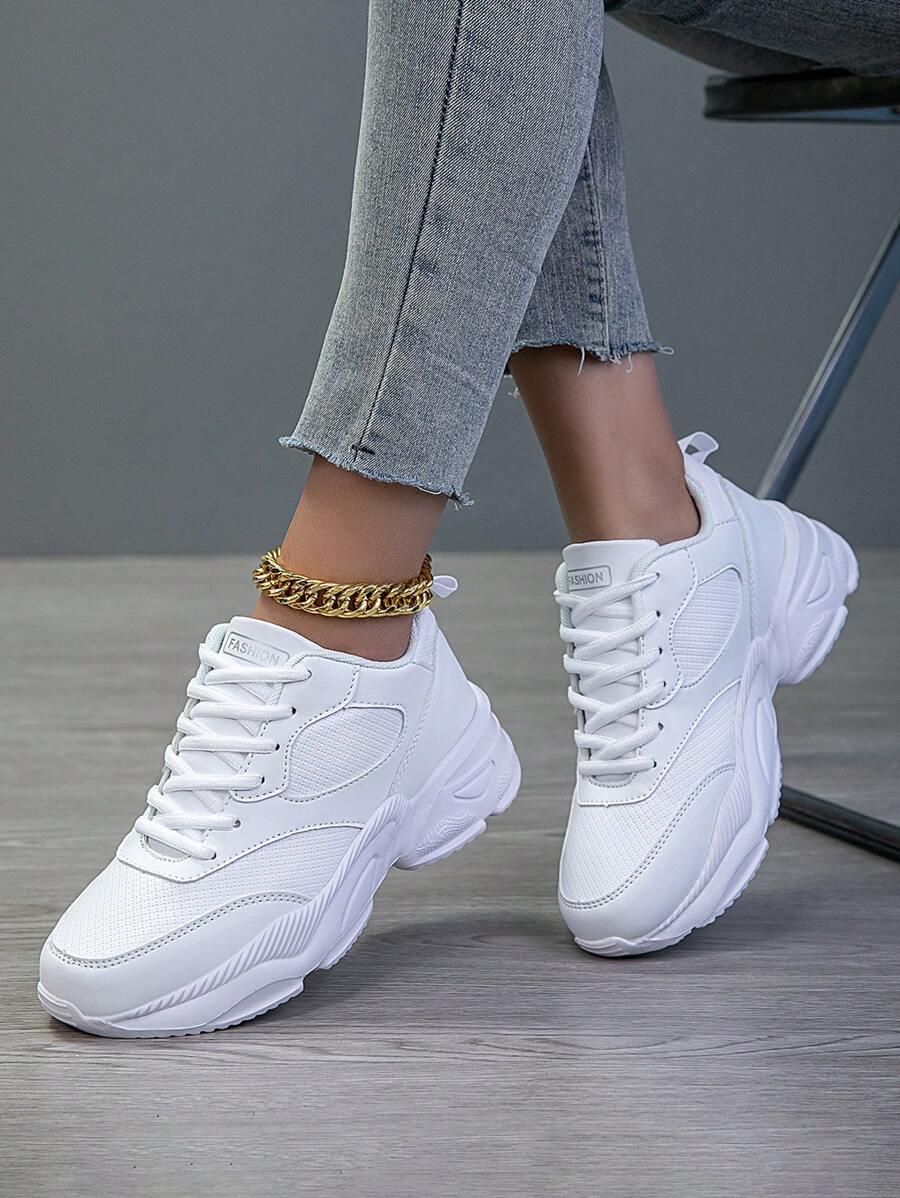 białe sznurowane buty sportowe