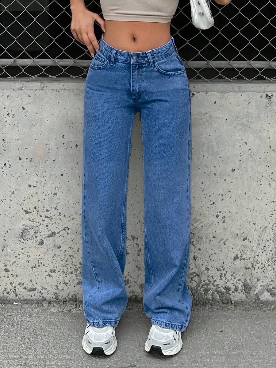 niebieskie spodnie jeans