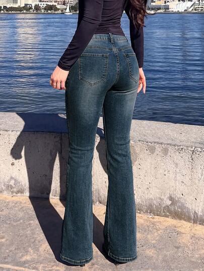 niebieskie spodnie jeans