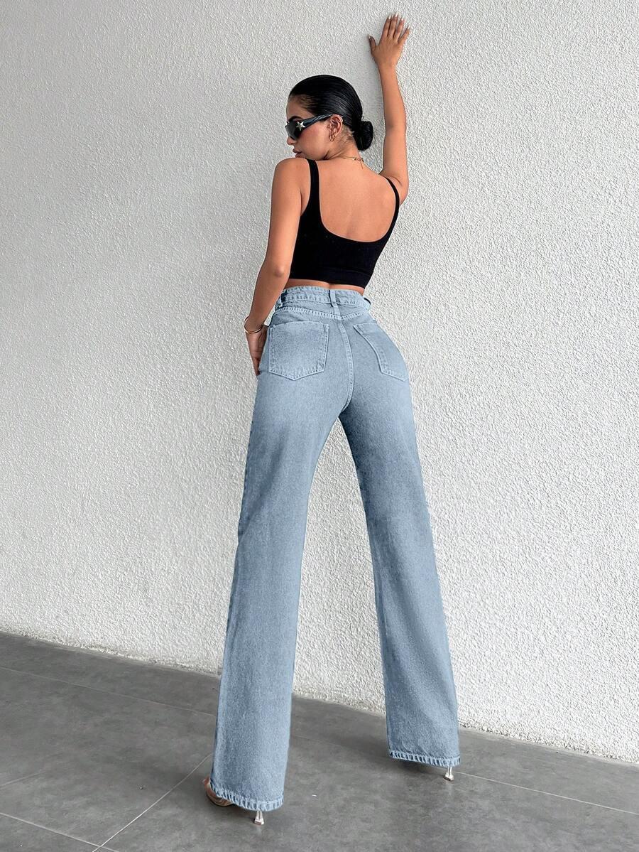 niebieskie spodnie jeans