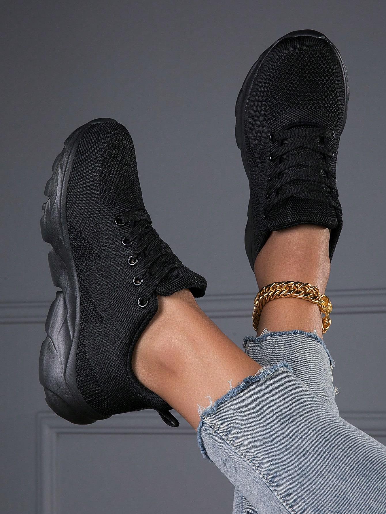 czarne buty sportowe