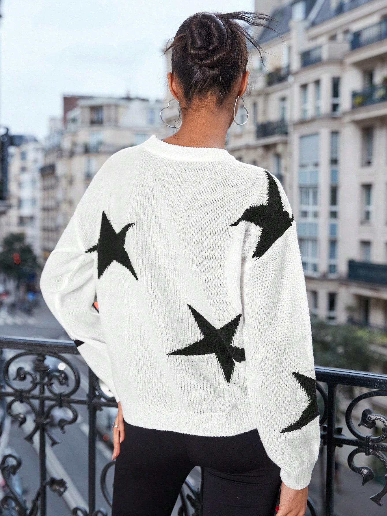 luźny cienki biały sweter kontrastowe gwiazdy 