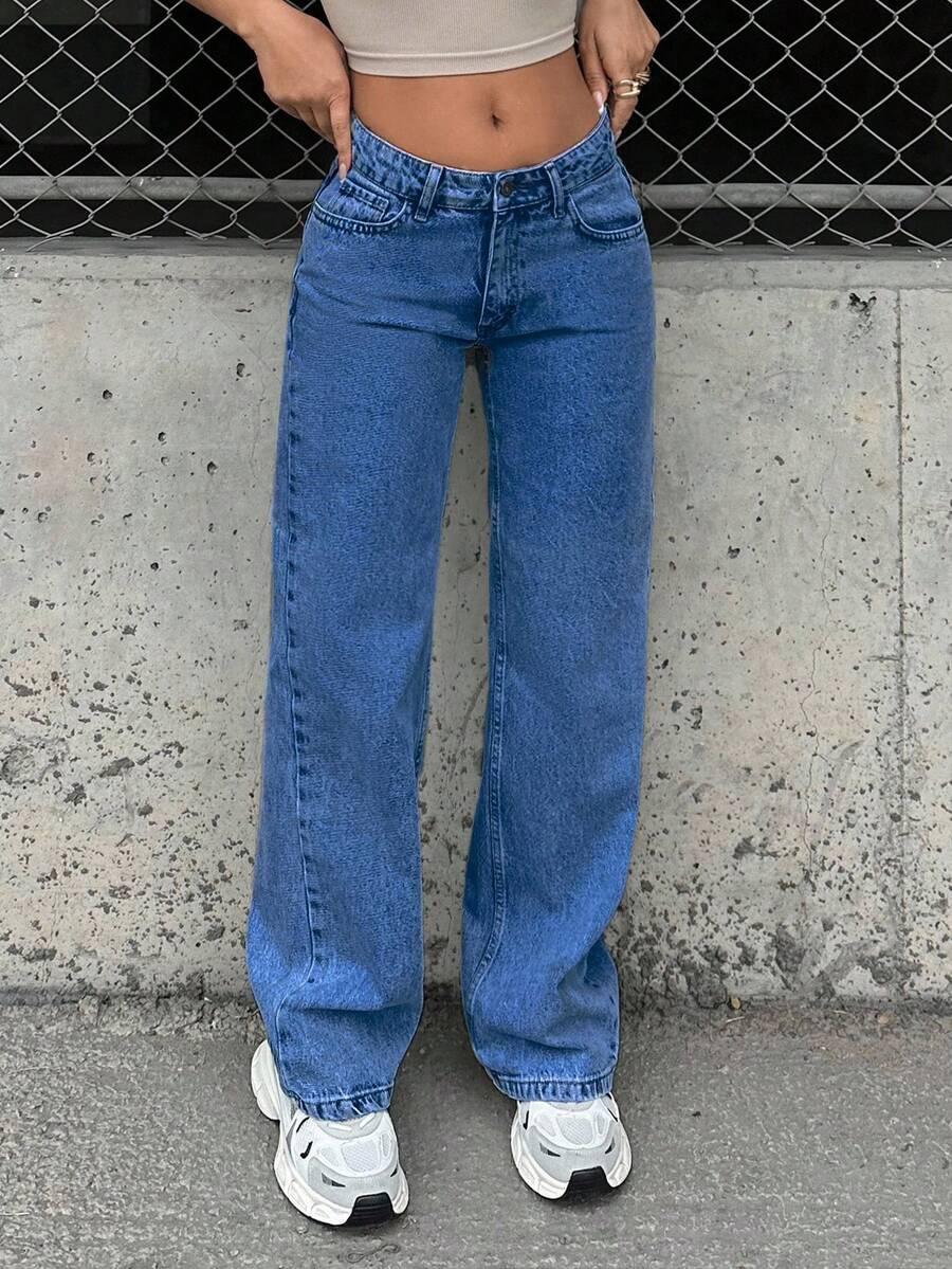 niebieskie spodnie jeans