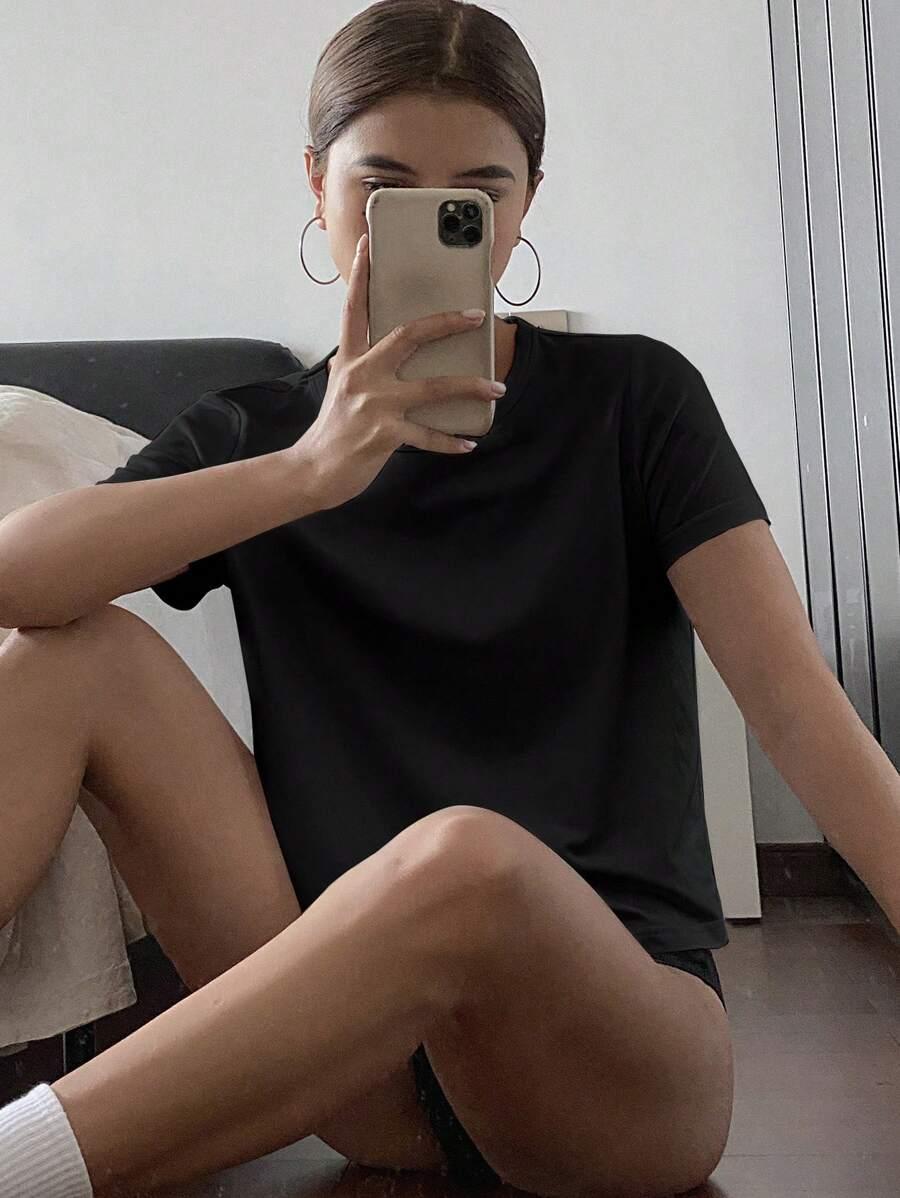 czarny t-shirt okrągły dekolt