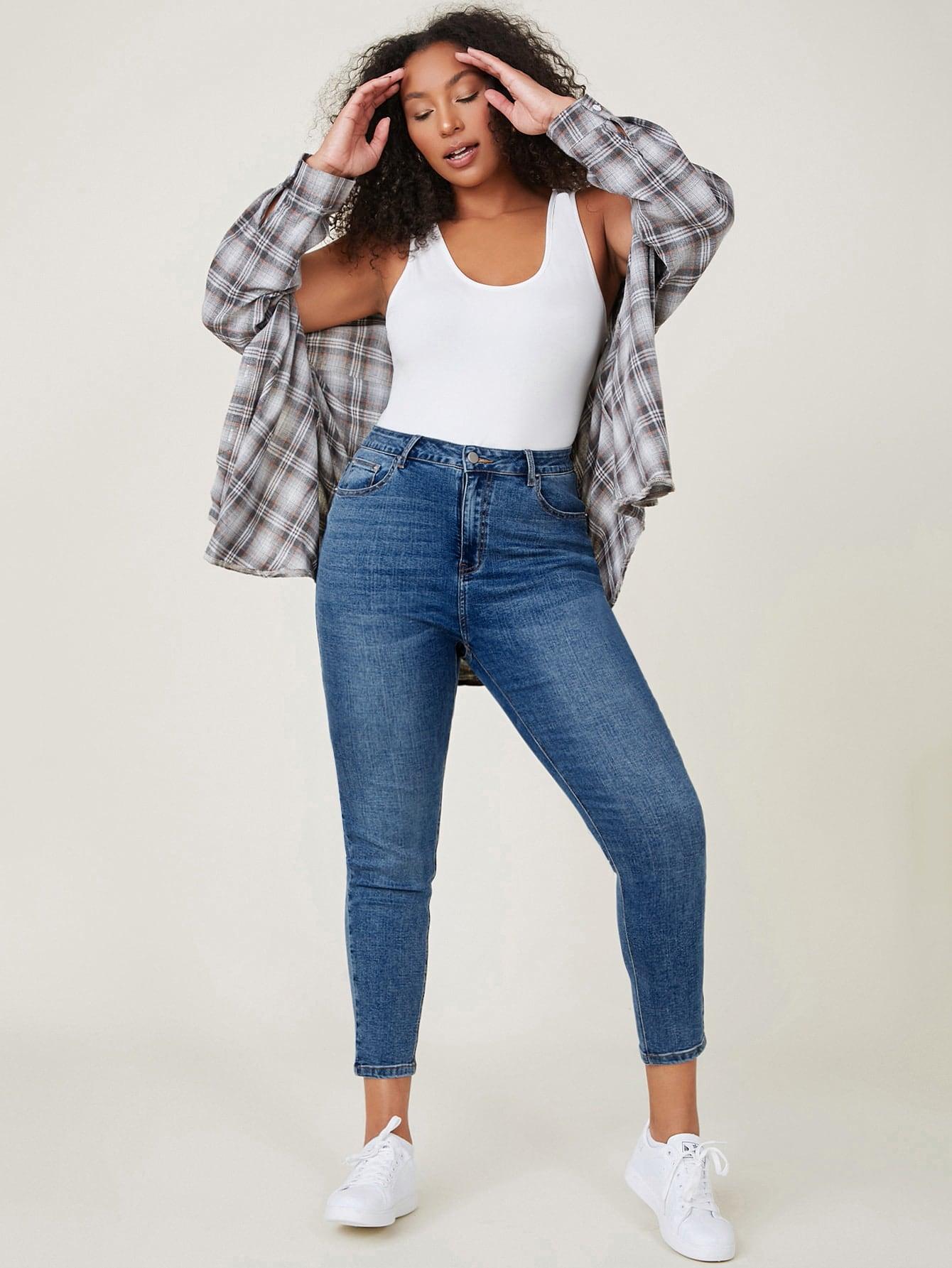 niebieskie spodnie jeans 