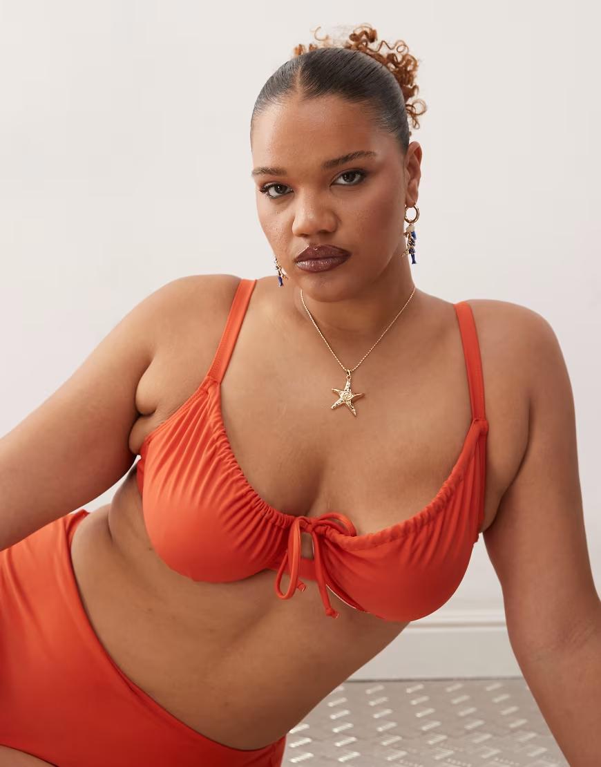 pomarańczowa góra od bikini