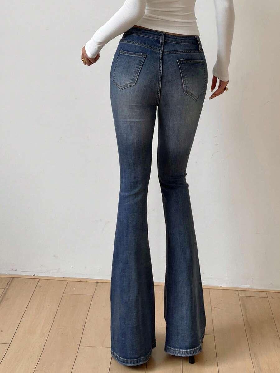 niebieskie spodnie jeans