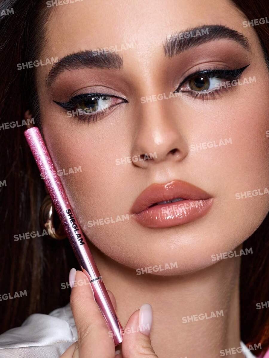 CZARNY EYELINER W PISAKU