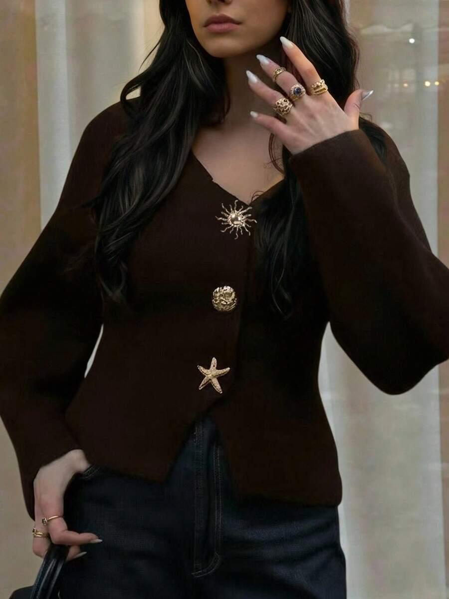 BRĄZOWY SWETER ZDOBIENIA