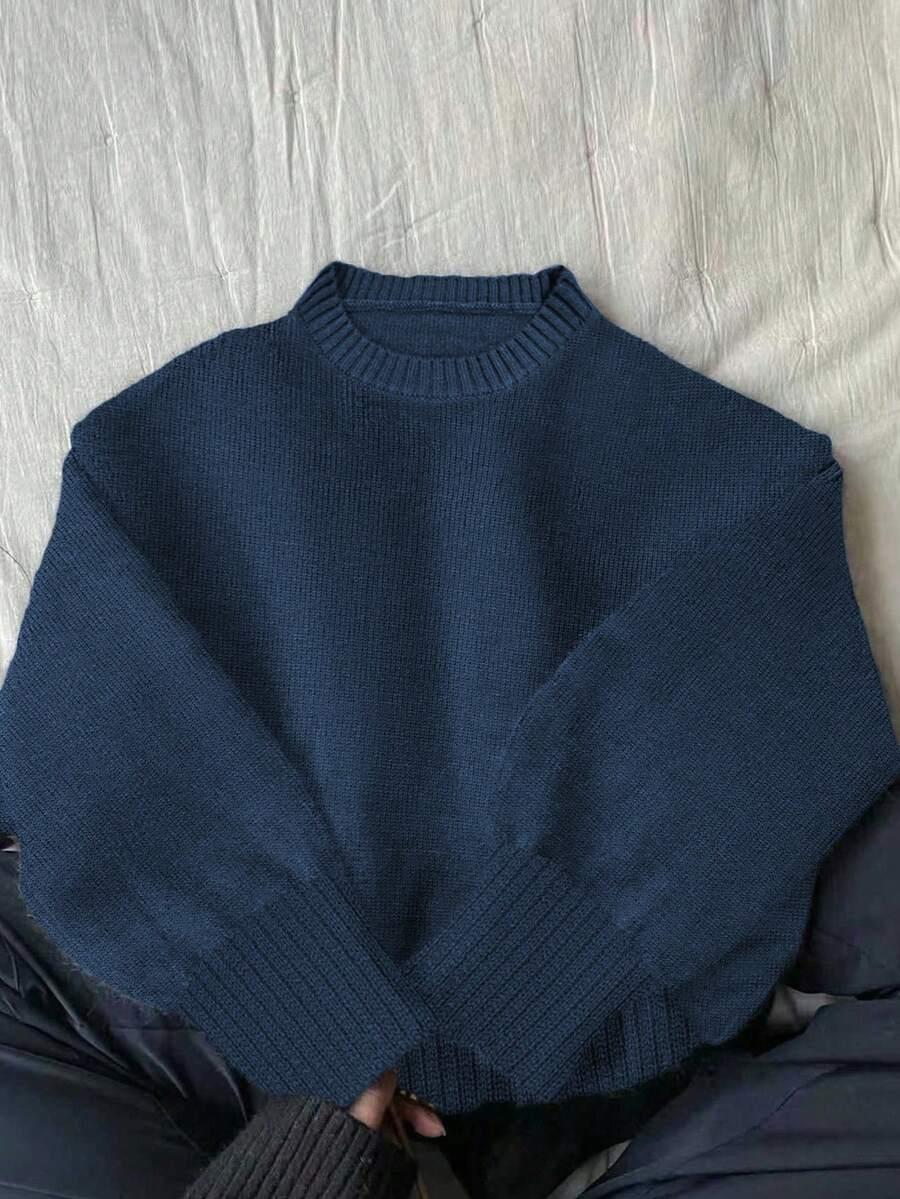 niebieski sweter okrągły dekolt