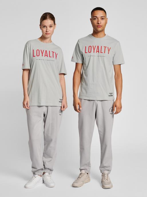 szary t-shirt LOYALTY napis logo kontrast