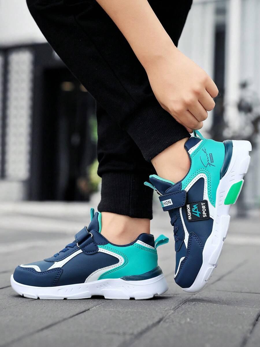 niebieskie buty sportowe