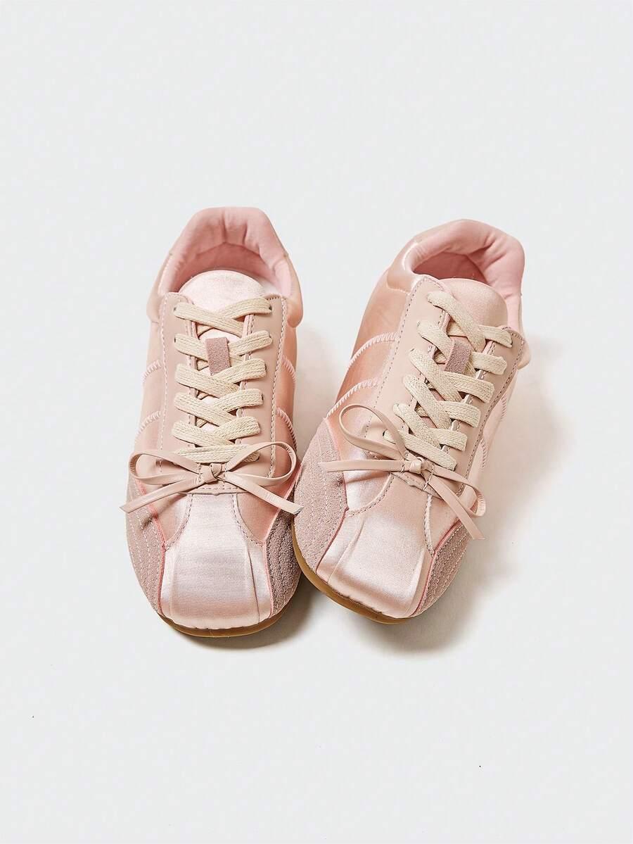 różowe sznurowane buty sportowe