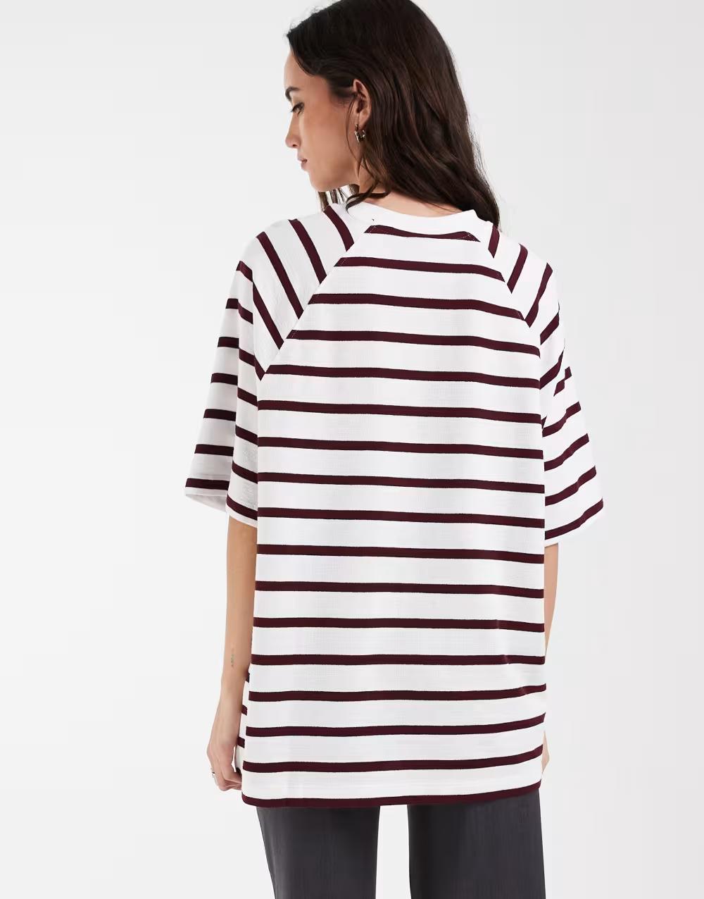 biały t-shirt w paski