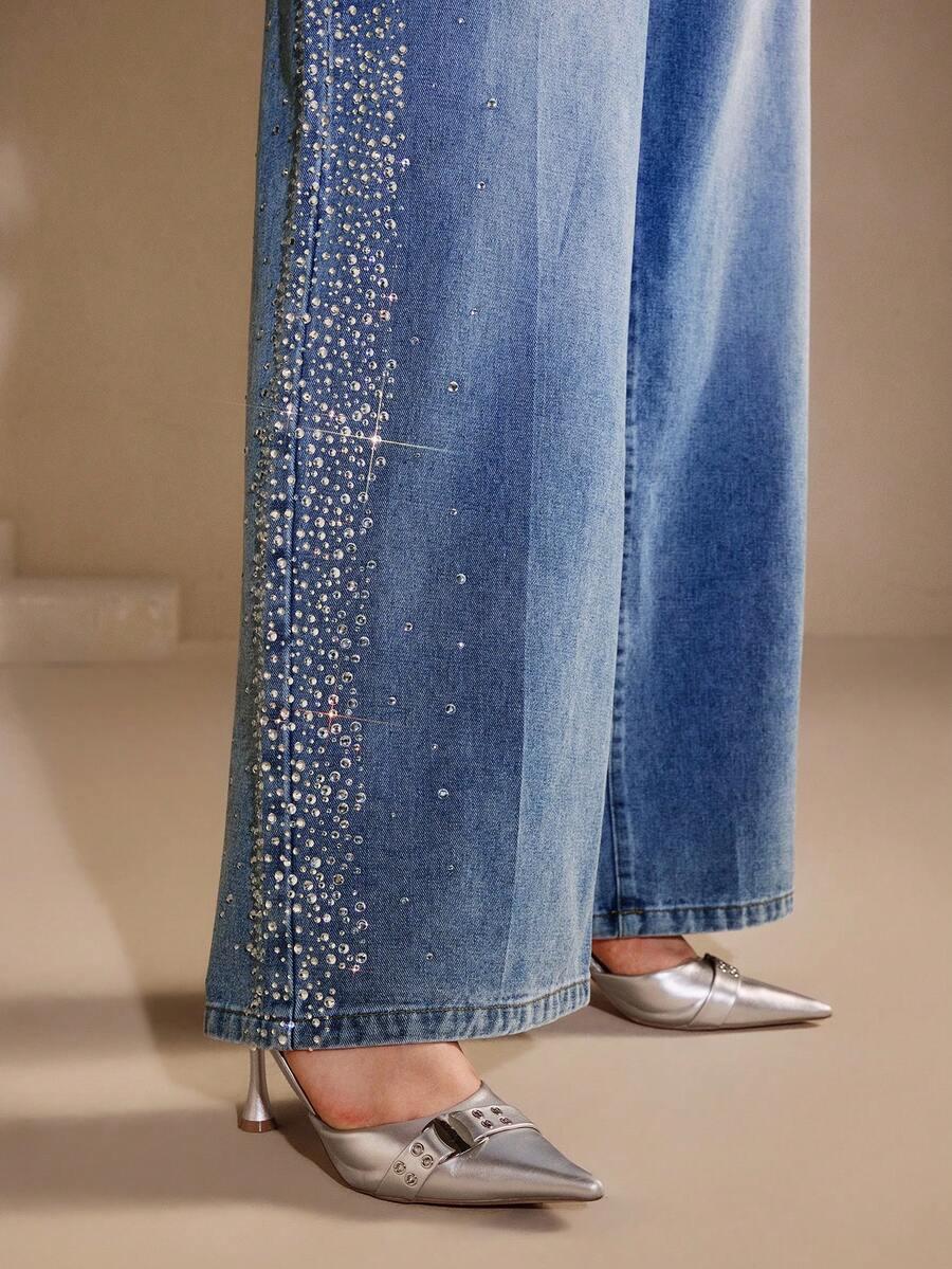 niebieskie spodnie jeans