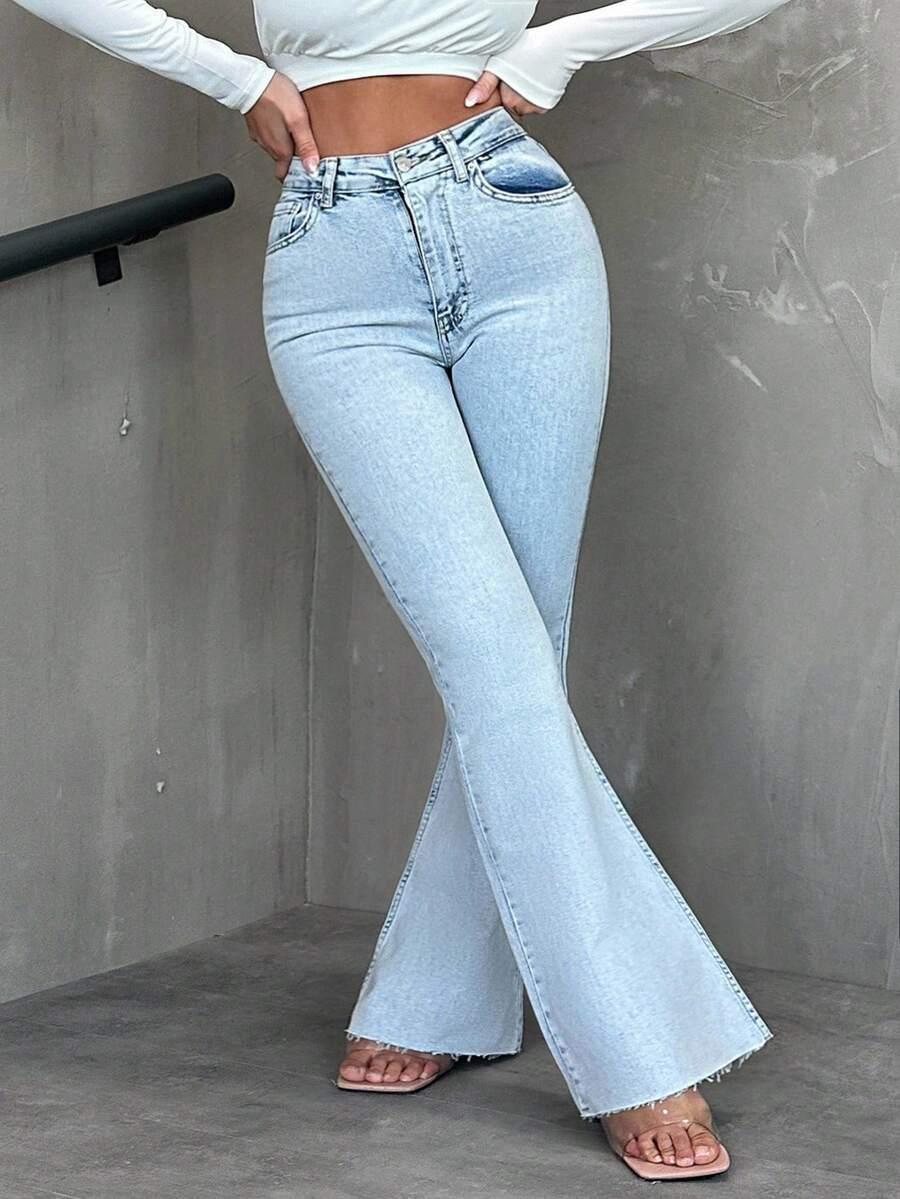 niebieskie spodnie jeans