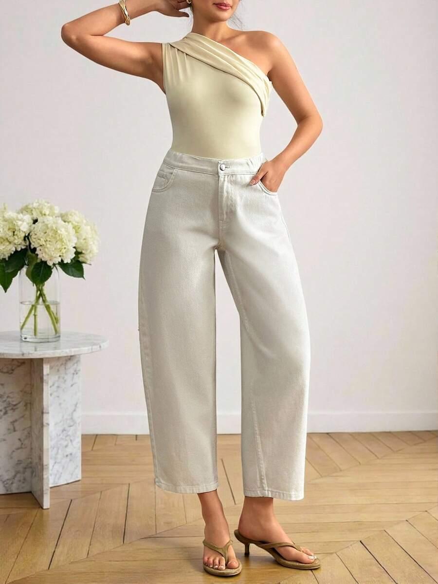 białe luźne spodnie jeans
