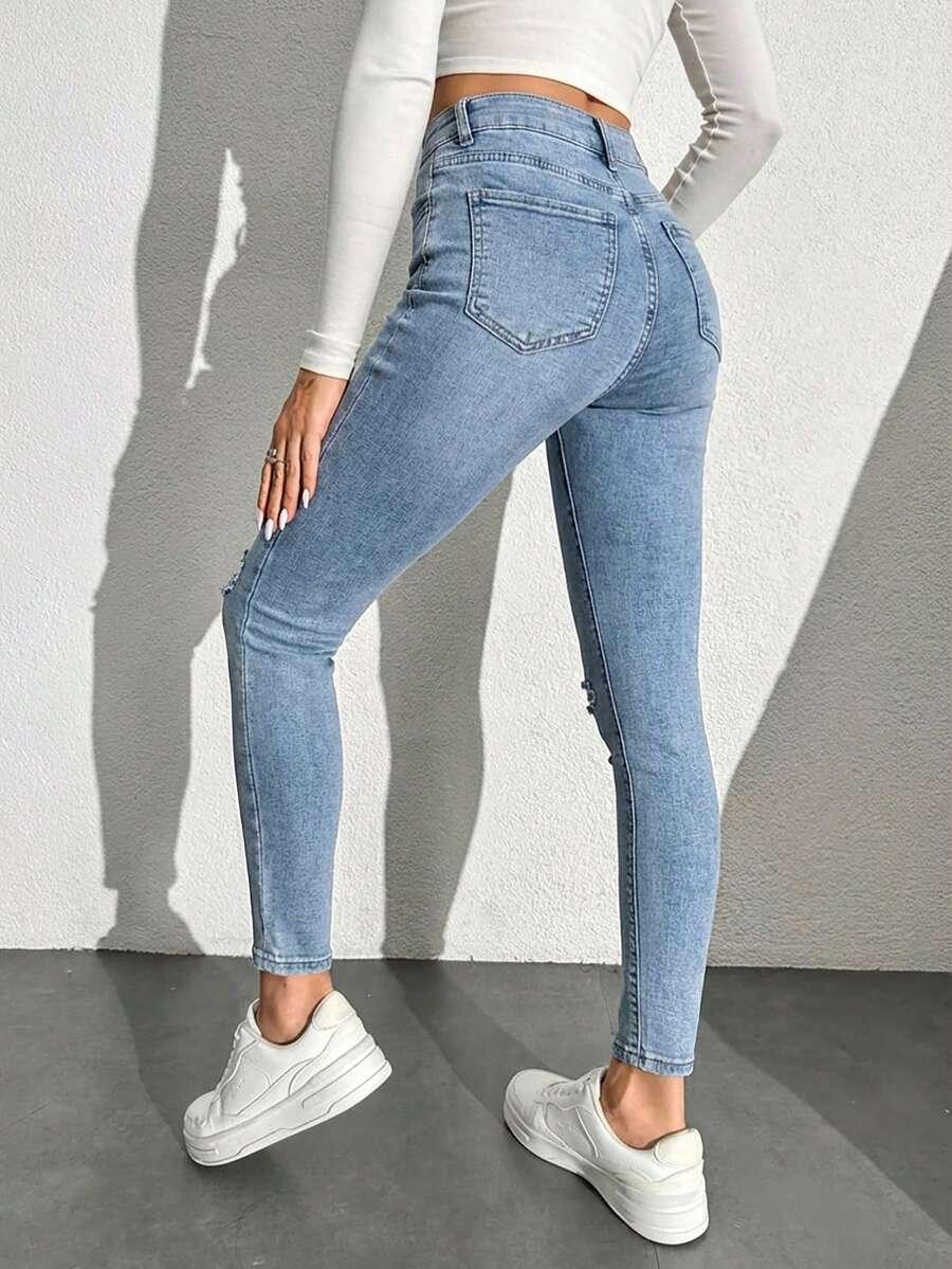 niebieskie spodnie jeans