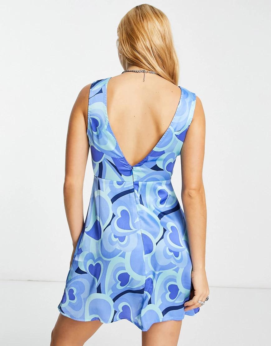 niebieska satynowa sukienka print