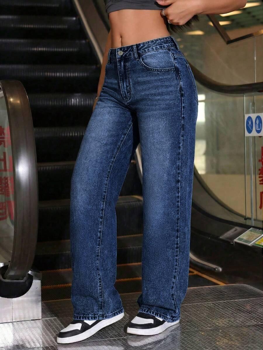 niebieskie spodnie jeans