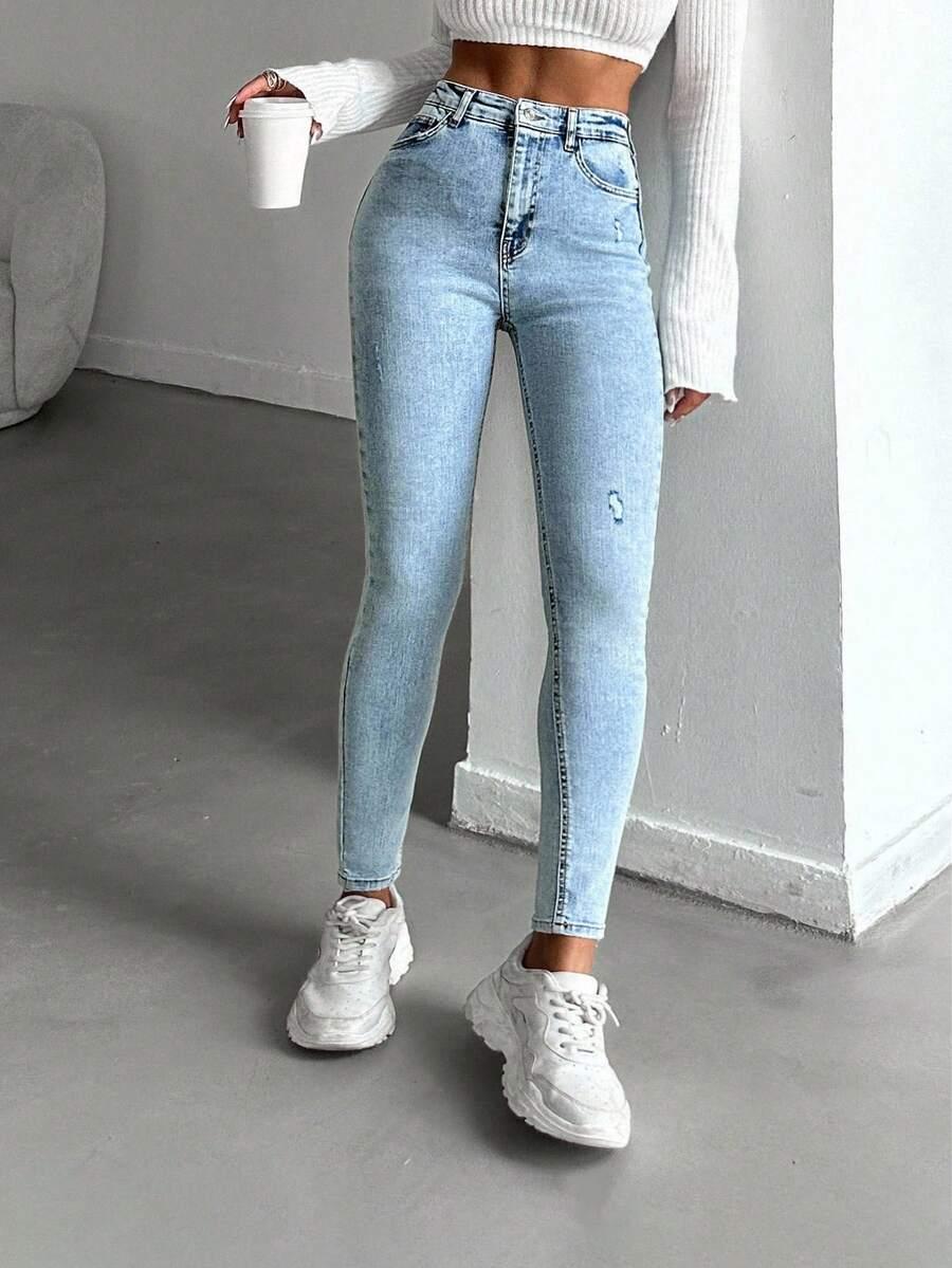 niebieskie spodnie jeans rurki