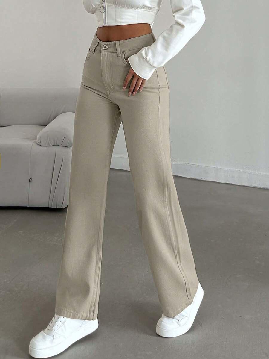 beżowe spodnie jeans