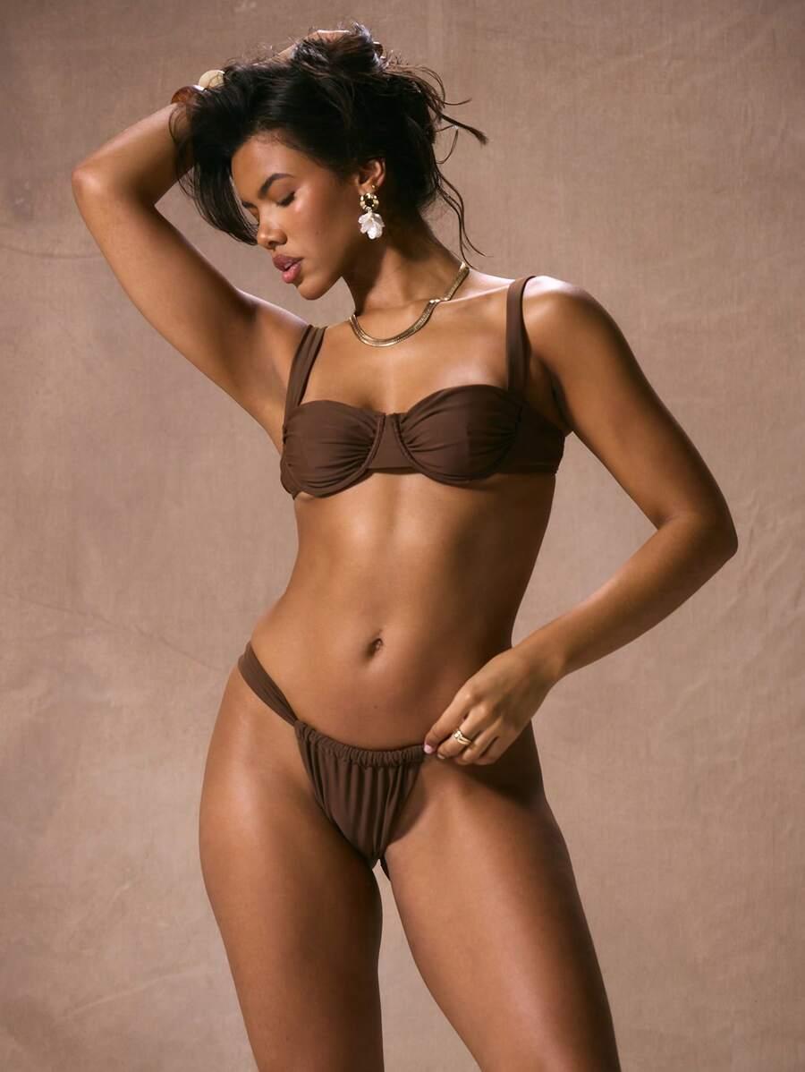 brązowa góra od bikini